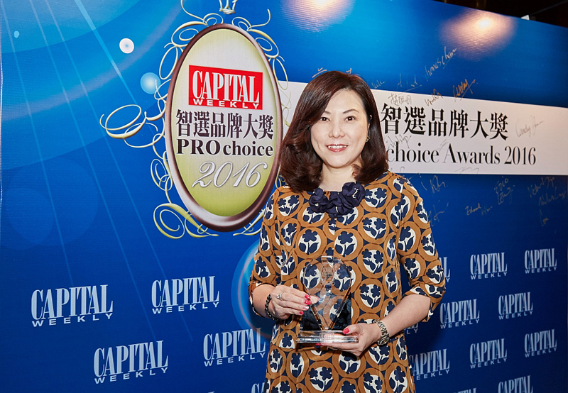 美联物业首席市场策略官陈婉嫺代表公司接受〈智选物业代理品牌大奖〉。