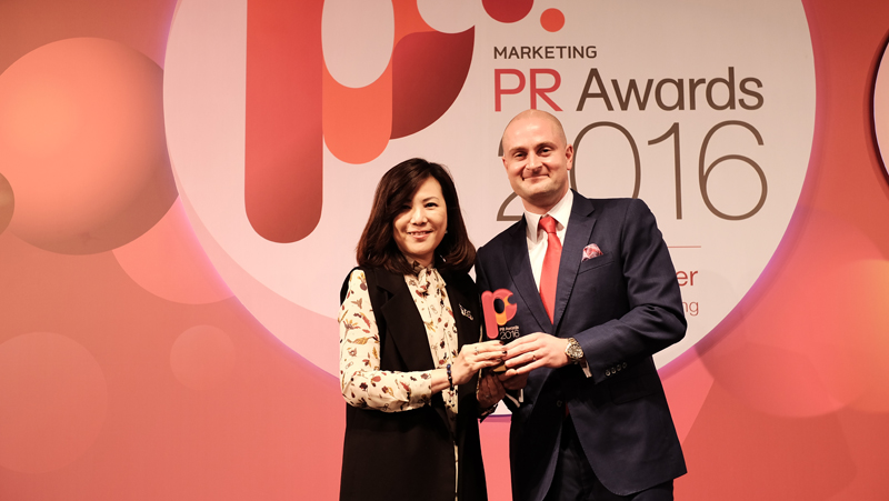 美聯物業首席市場策略官陳婉嫺小姐，代表接受「傑出公關大獎 2016」(PR Awards 2016) 頒發「Best Influencers Strategy」銅獎。